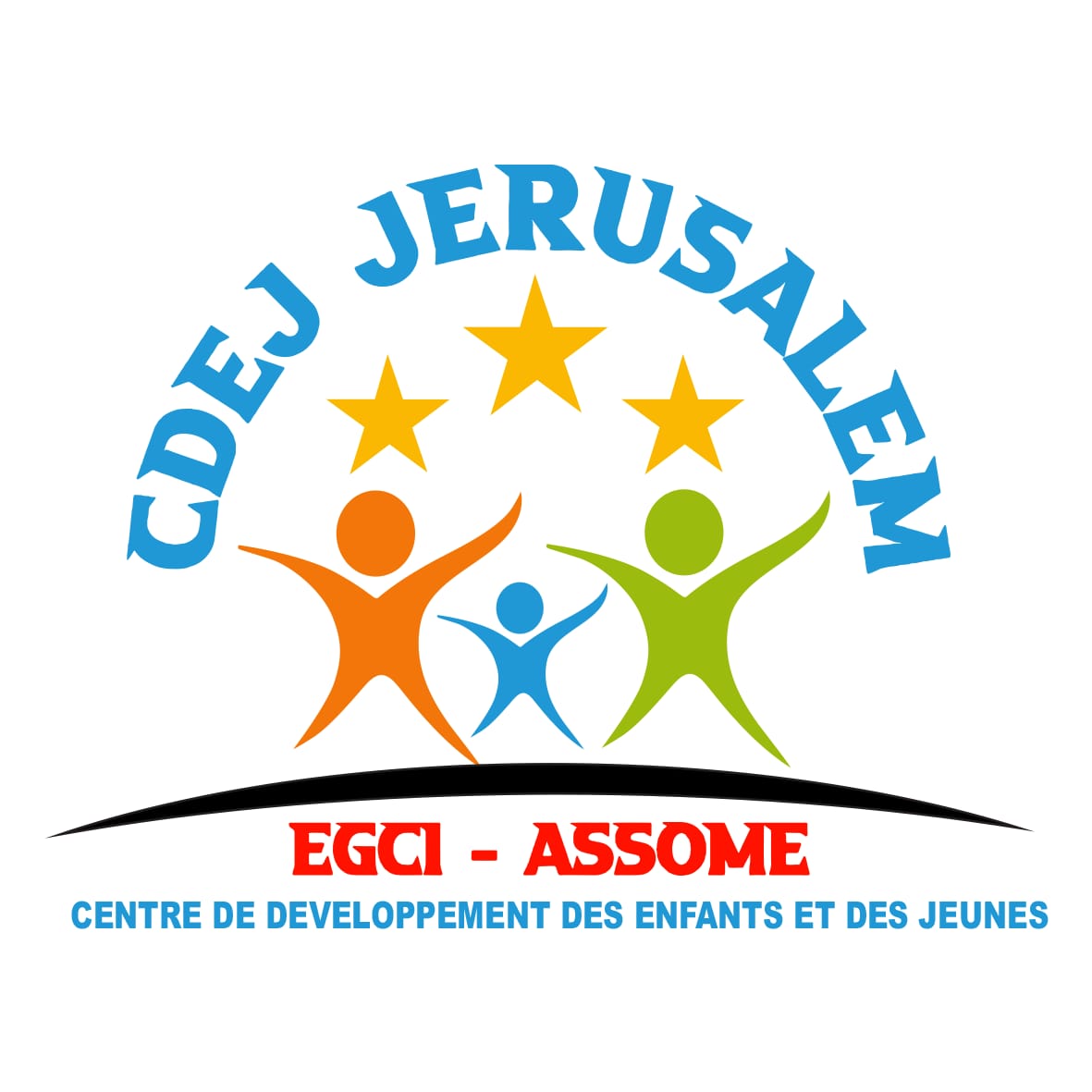 Un responsable du centre présente une distinction devant la bannière du CDEJ Jérusalem