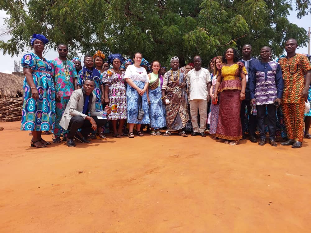Photo de groupe avec la chefferie du village et des partenaires en visite
