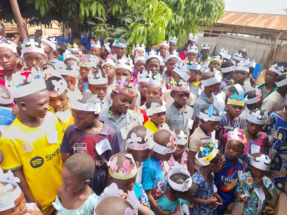 Groupe d'enfants portant des couronnes en papier qu'ils ont décorées