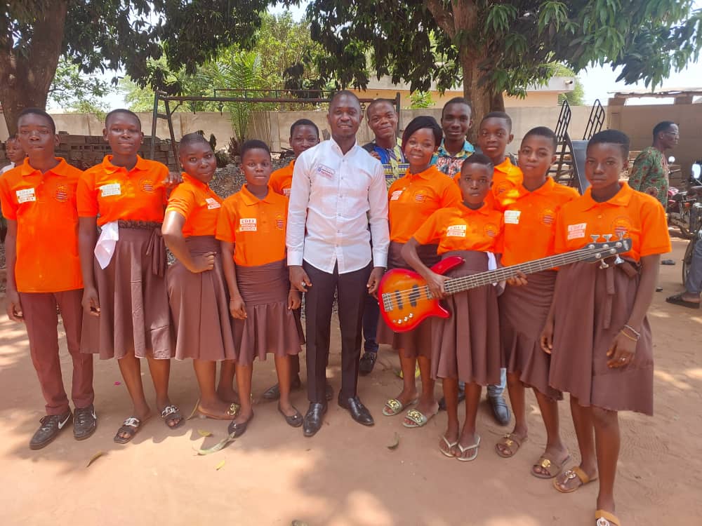 Groupe de jeunes en polo du centre, avec un animateur et une guitare