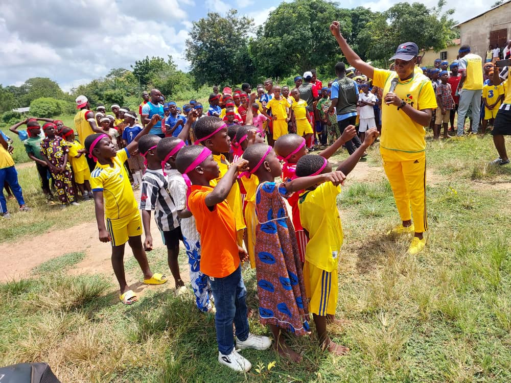 Animation sportive en plein air avec un grand groupe d'enfants