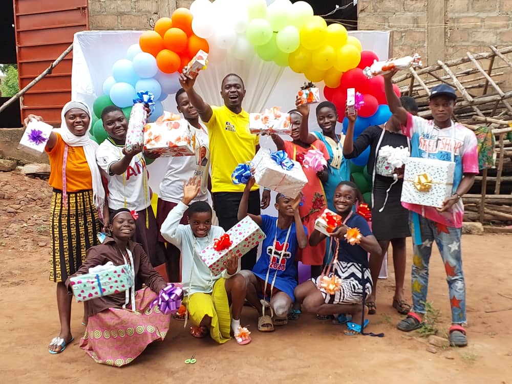 Des enfants brandissent joyeusement les cadeaux qu'ils viennent de recevoir