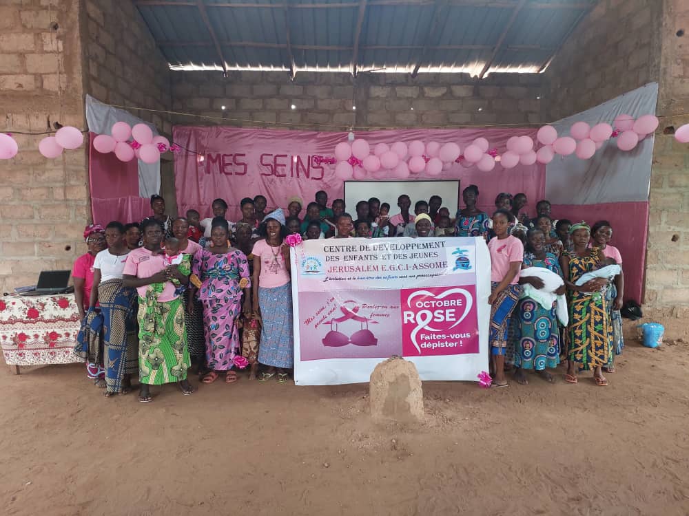 Rassemblement de femmes pour la campagne Octobre Rose au centre