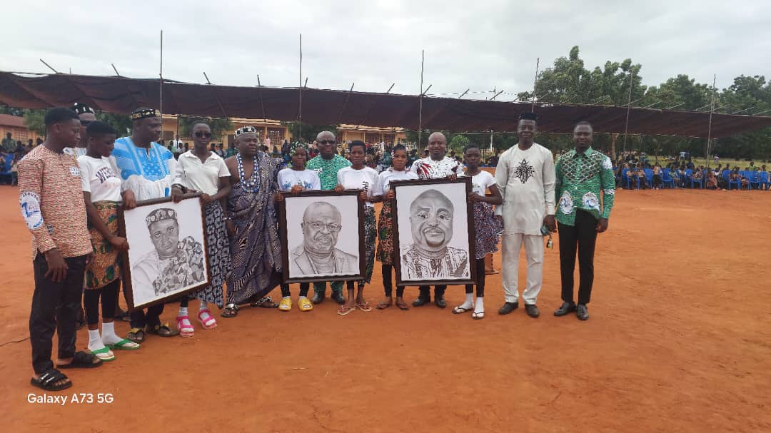 Remise de portraits dessinés aux autorités traditionnelles lors d'une cérémonie