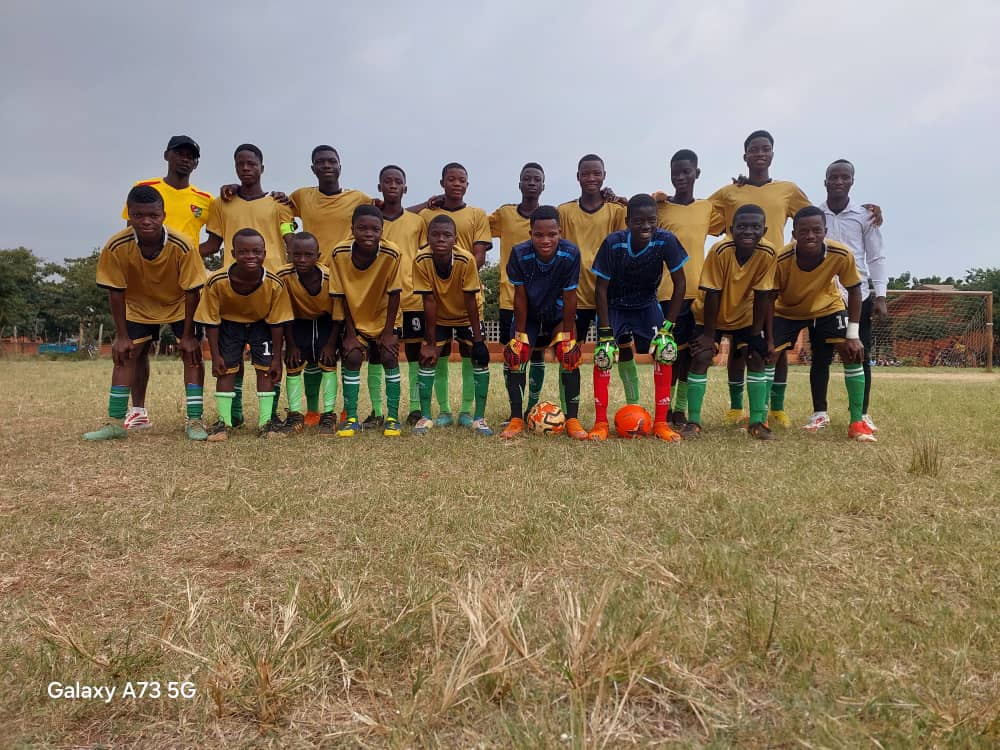 Équipe de football des jeunes du centre posant avant le match