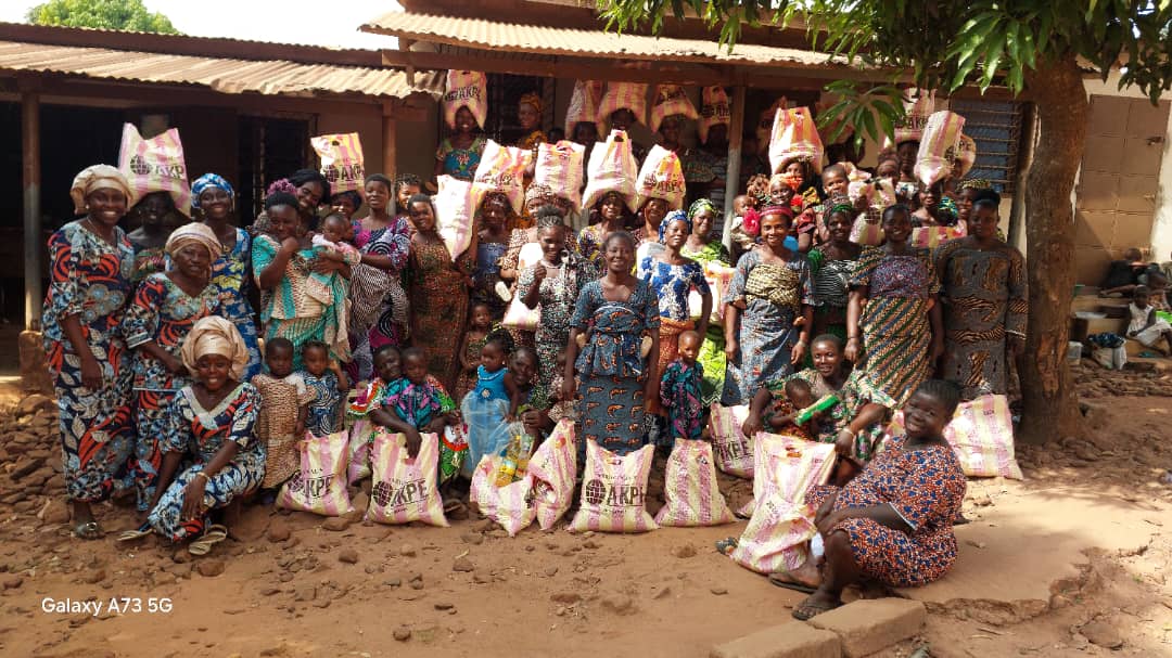 Des mères reçoivent des sacs de vivres devant le centre