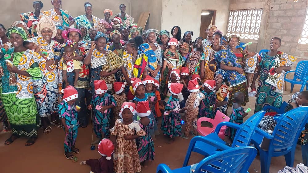 Mères et jeunes enfants réunis pour la fête de fin d'année