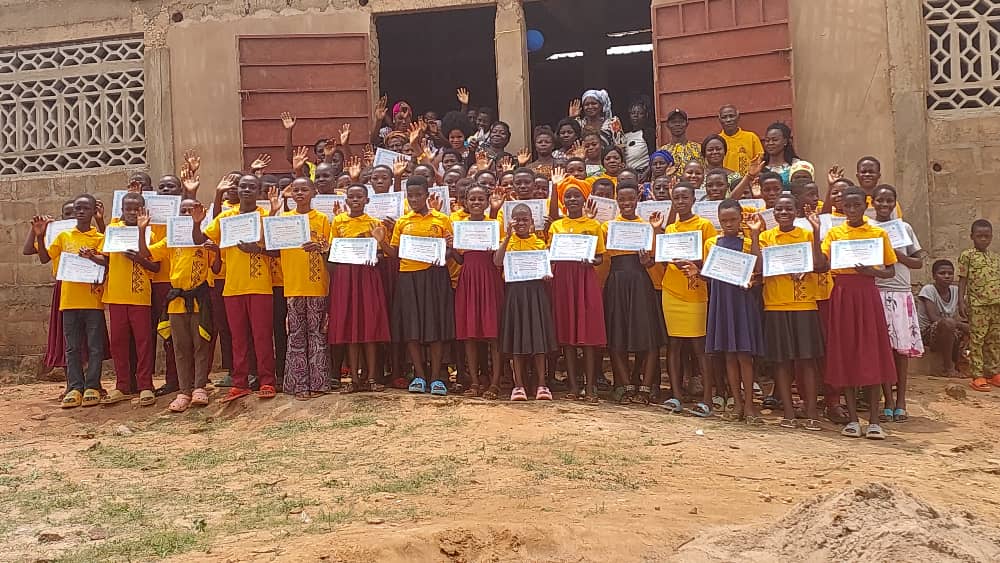 Des enfants du centre présentent fièrement leur attestation
