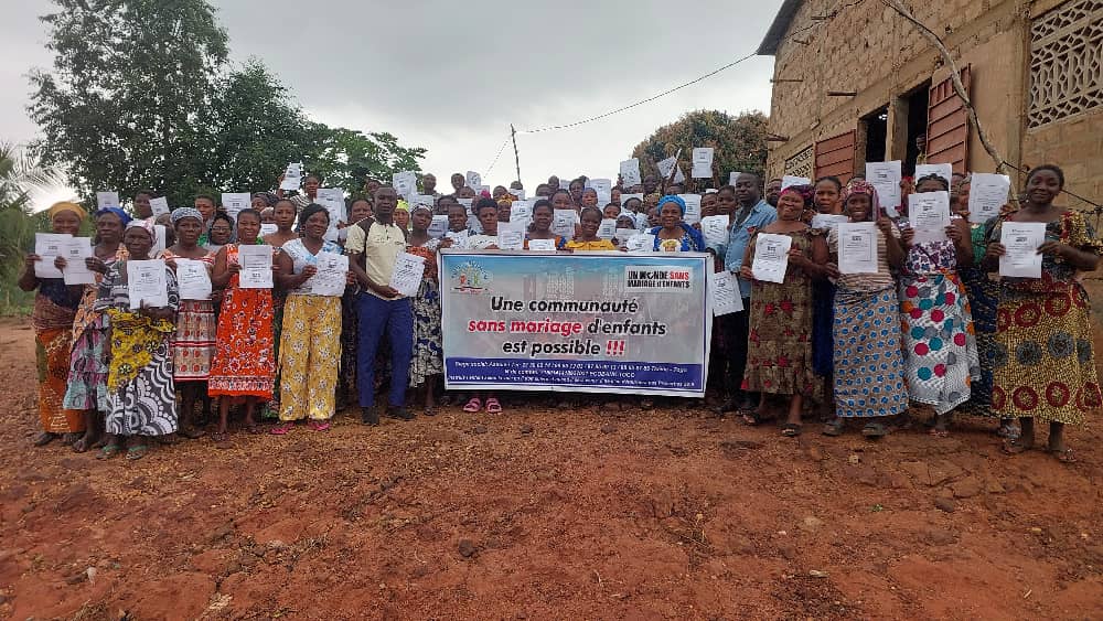 Les femmes du village signent l'engagement contre le mariage d'enfants