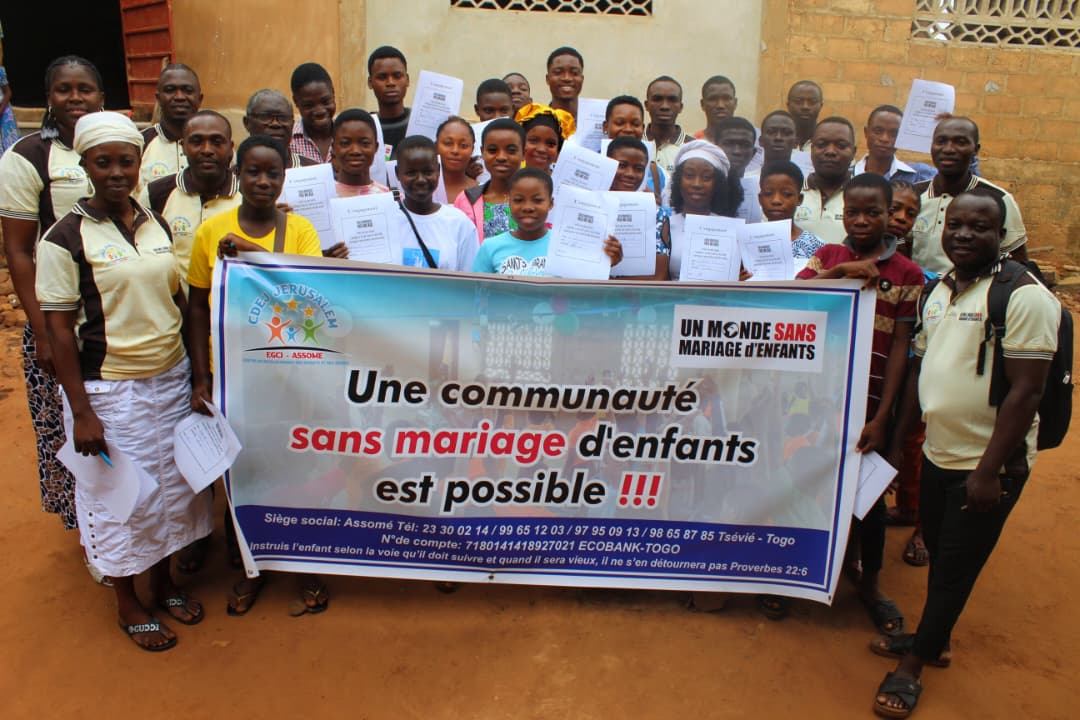L'équipe du centre et des jeunes derrière la banderole contre le mariage d'enfants