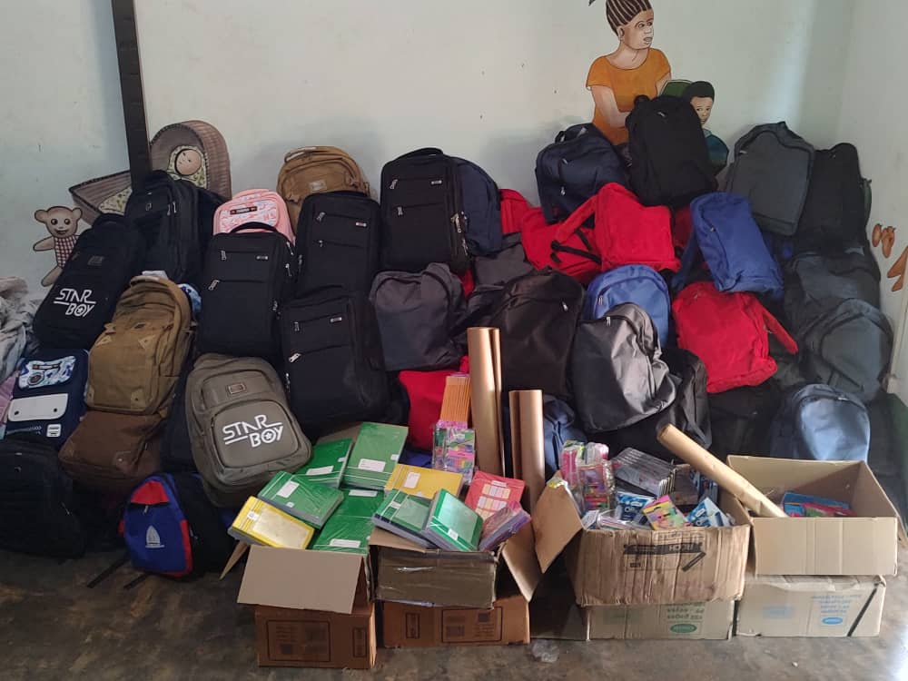 Sacs à dos, cahiers et fournitures scolaires rassemblés avant la distribution