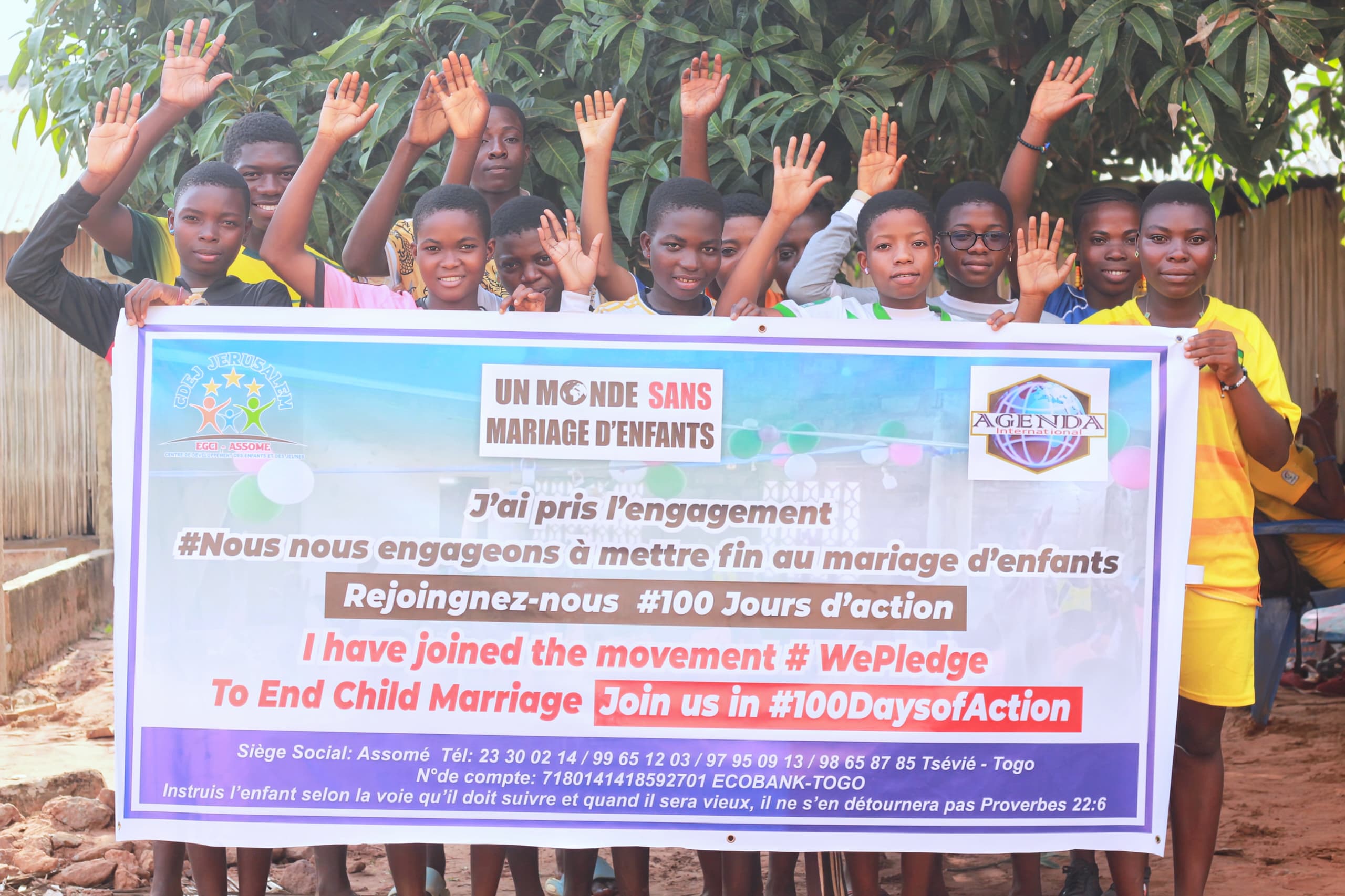 Des jeunes brandissent la banderole « Un monde sans mariage d'enfants »