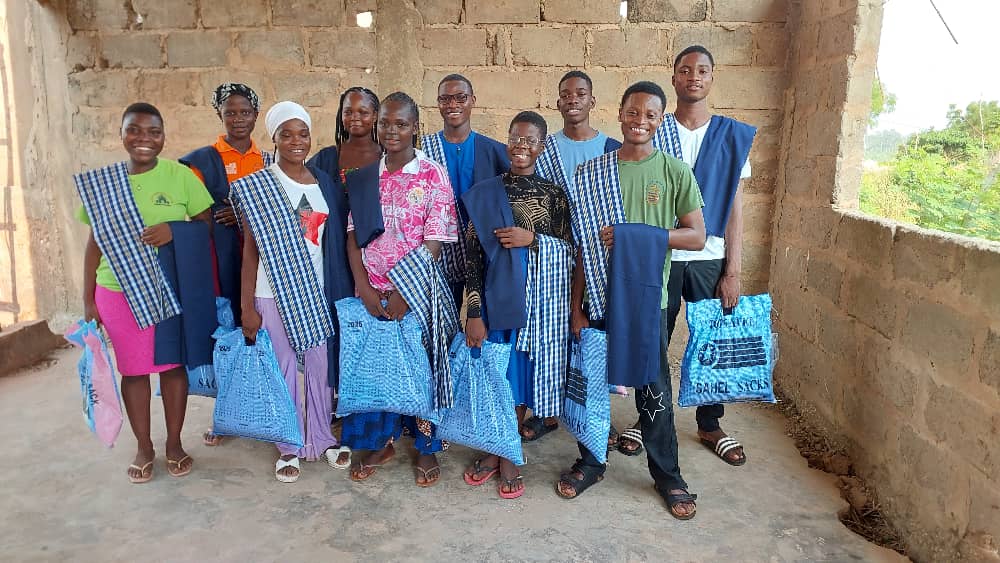 Des jeunes reçoivent des tissus et du matériel pour leur apprentissage