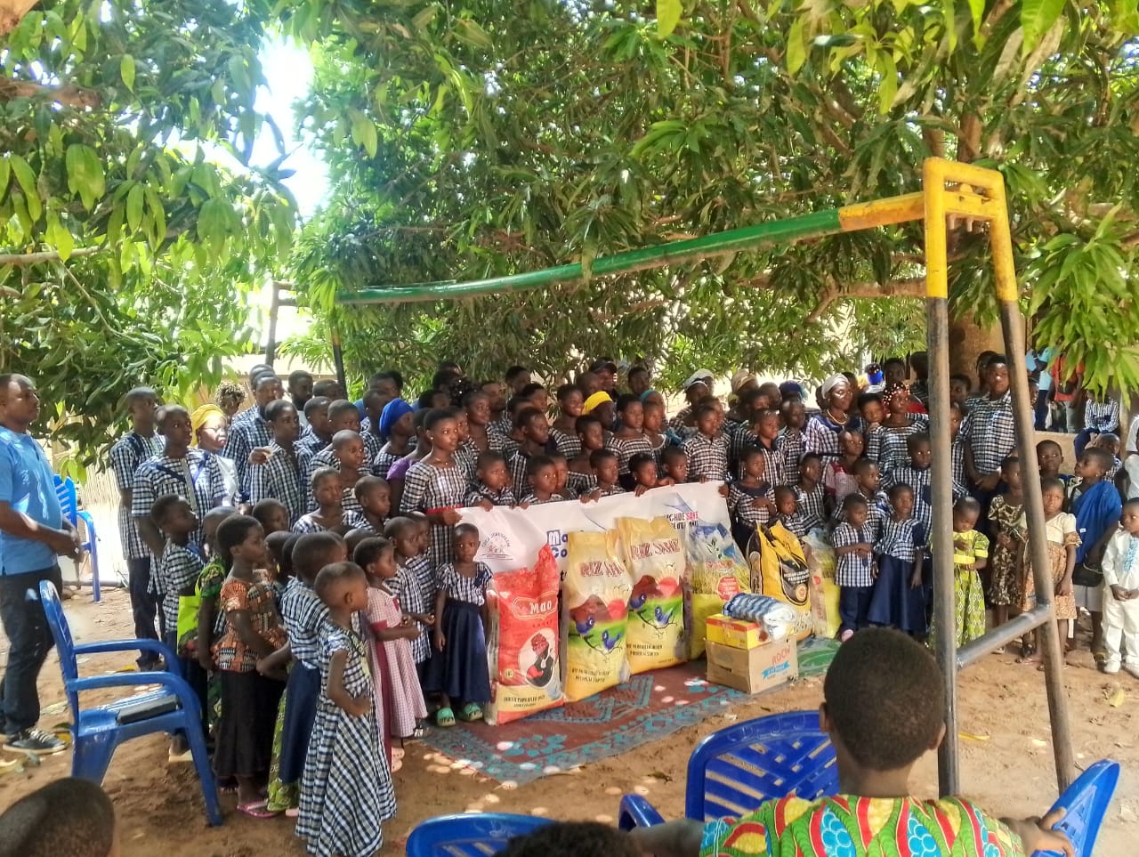 Distribution de riz et d'huile aux enfants en tenue d'école